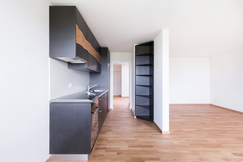 Schwarzer MDF mit Eingelassenem Eichenast