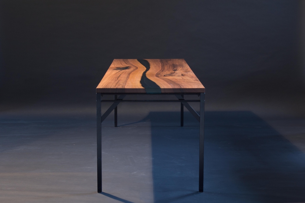 5 Tisch aus Nussbaum mit Epoxy Woodikat