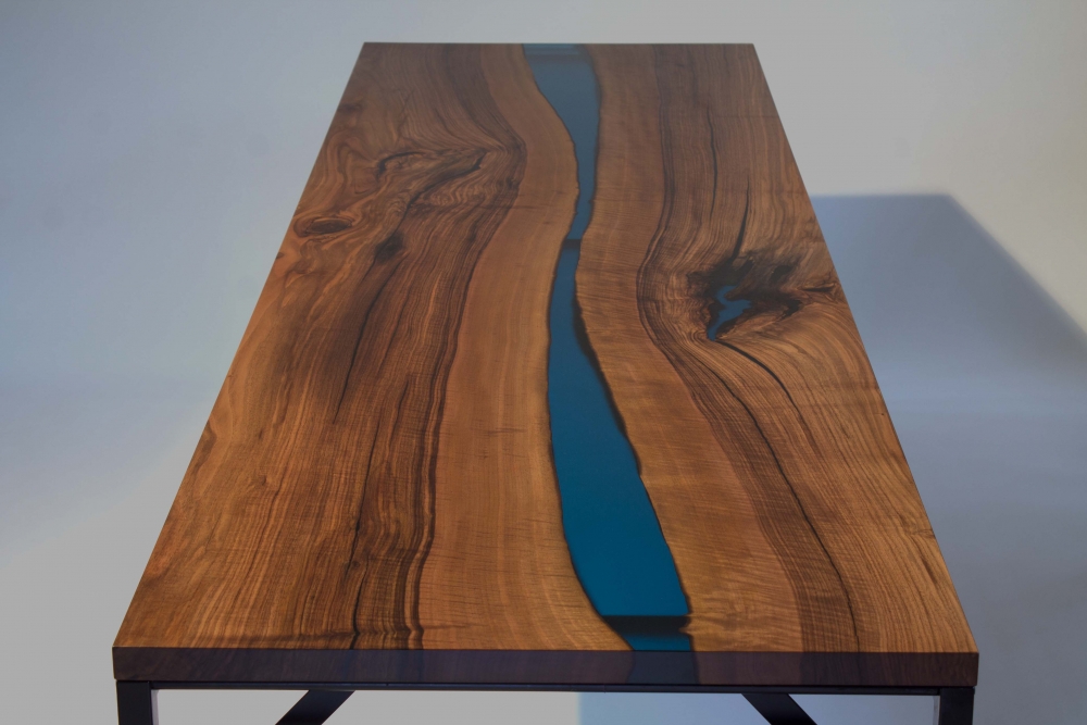 8 Tisch aus Nussbaum mit Epoxy Woodikat
