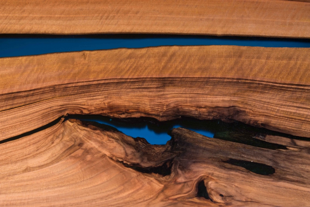 9 Tisch aus Nussbaum mit Epoxy Woodikat