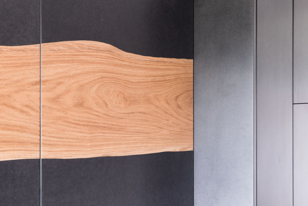Schwarzer MDF mit Eingelassenem Eichenast
