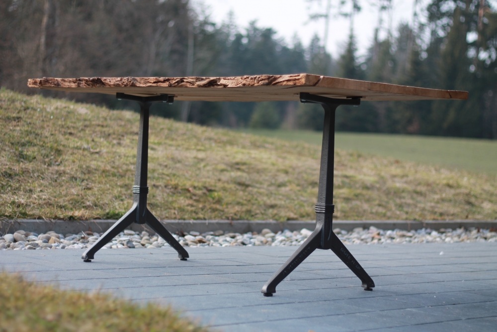 Eichentisch aus 500-jährigem Holz