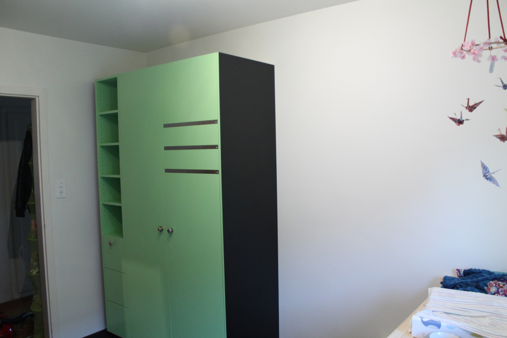 Kleiderschrank mit Magnetstreifen und Wandtafelfarbe
