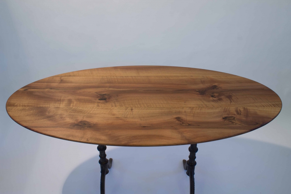 Tisch aus Schweizer Nussbaum