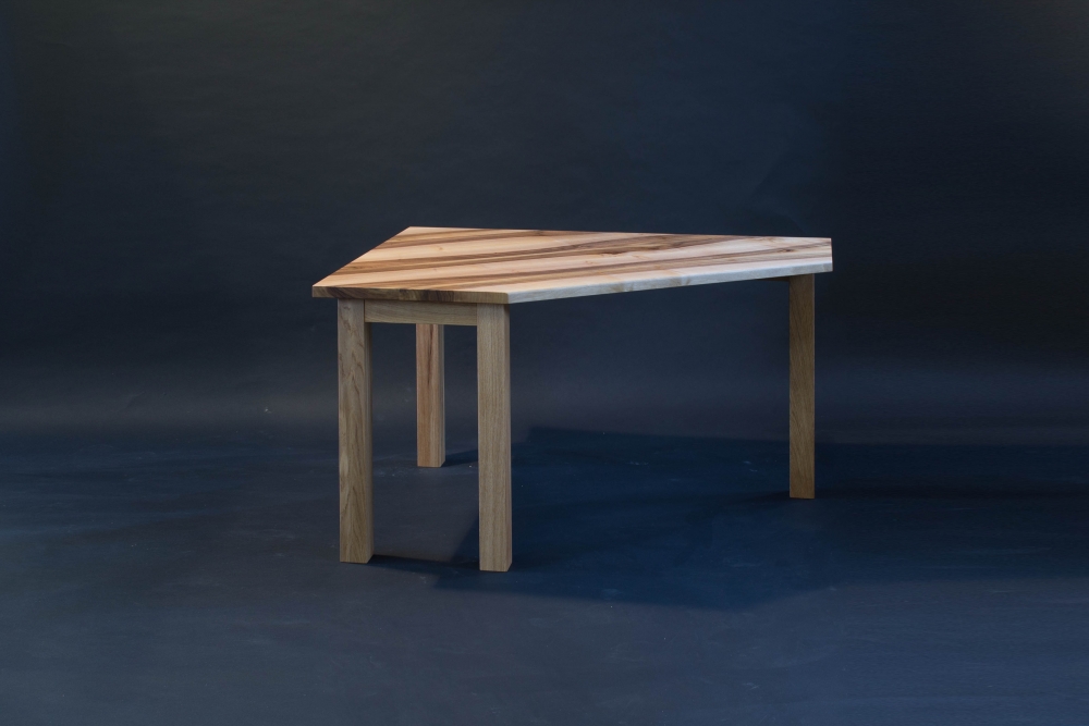 Tisch aus Schweizer Nussbaum