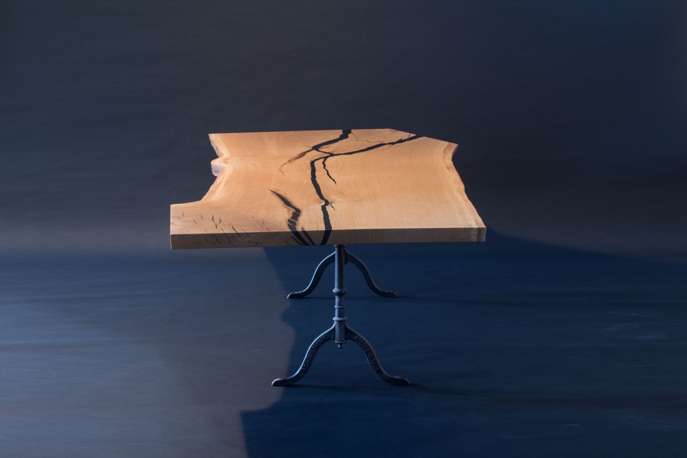 Eichentisch aus einem Brett mit Epoxy gefüllt