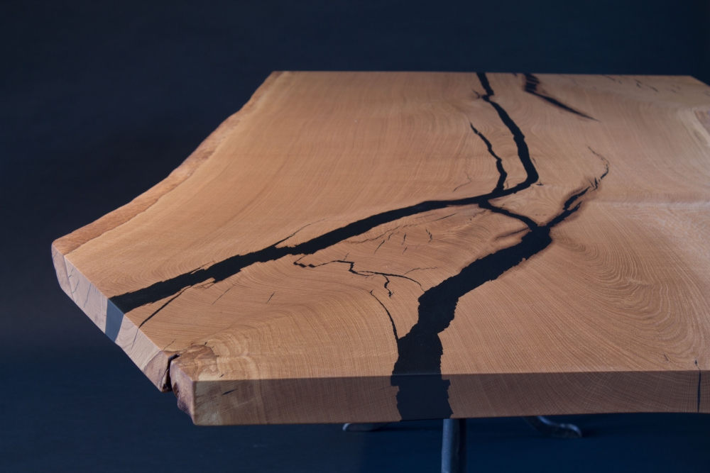 Eichentisch aus einem Brett mit Epoxy gefüllt