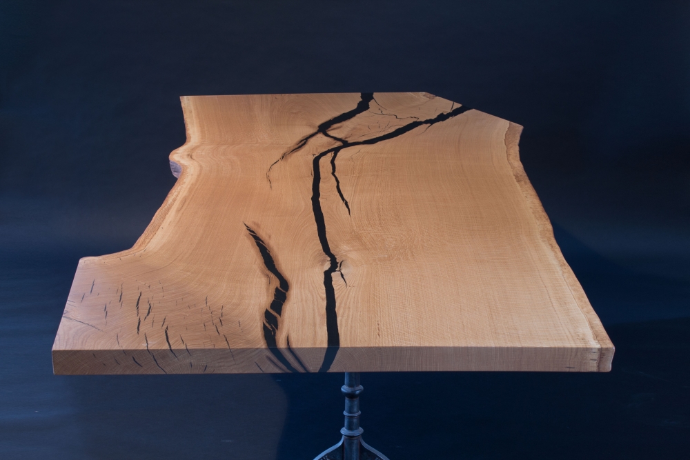 Eichentisch aus einem Brett mit Epoxy gefüllt