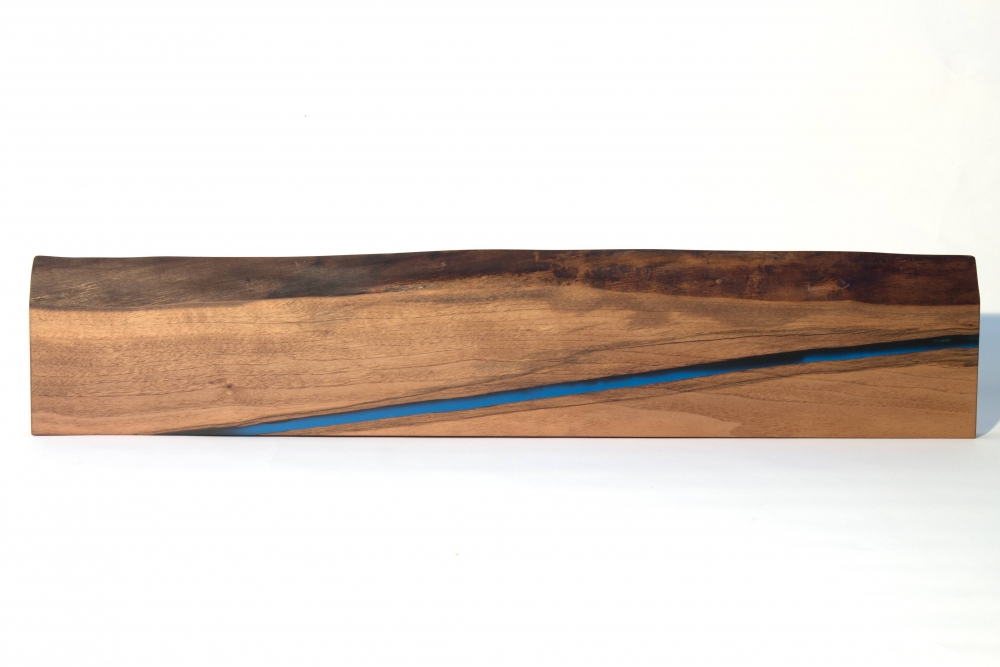 Tablar aus Nussbaum und Epoxy
