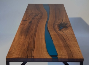 8 Tisch aus Nussbaum mit Epoxy Woodikat