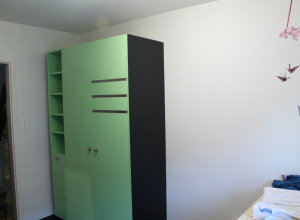 Kleiderschrank mit Magnetstreifen und Wandtafelfarbe